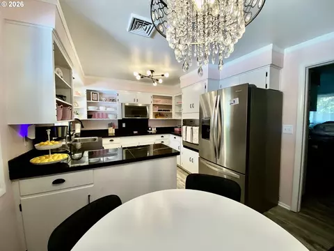 Kitchen - 2872 Suffolk Ct, Eugene, OR 97401 photo 4 of 4