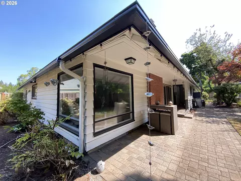 Exterior - 2872 Suffolk Ct, Eugene, OR 97401 photo 4 of 5