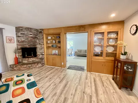 Living - 2872 Suffolk Ct, Eugene, OR 97401 photo 3 of 5