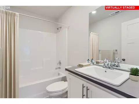 Bath - 5726 Basalt Ct, Springfield, OR 97478 photo 2 of 4