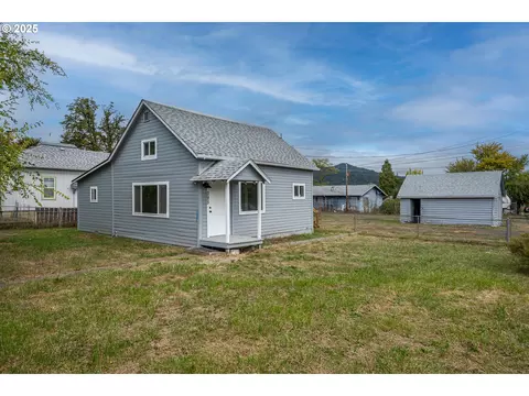 395 Applegate Ave, Yoncalla, OR 97499