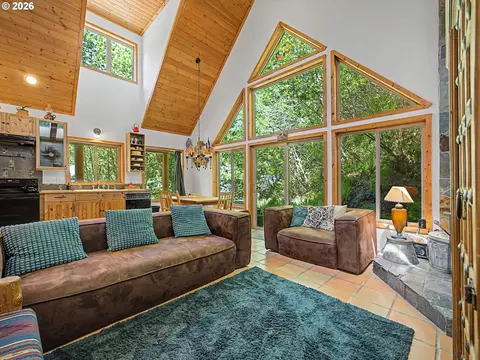 Living - 21561 E Hideaway Ln, Rhododendron, OR 97049 photo 2 of 4