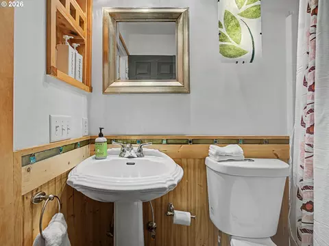 Bath - 21561 E Hideaway Ln, Rhododendron, OR 97049 photo 2 of 4