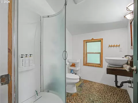 Bath - 21561 E Hideaway Ln, Rhododendron, OR 97049 photo 3 of 4