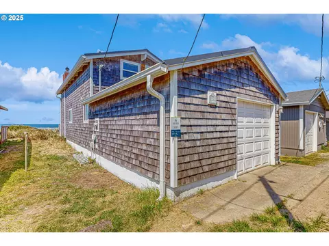 1321 N Pacific Ln, Rockaway Beach, OR 97136
