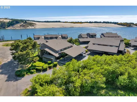 1080 Bay St #19, Florence, OR 97439