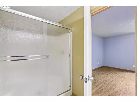 Bath - 2793 SE 19th St, Gresham, OR 97080 photo 3 of 4