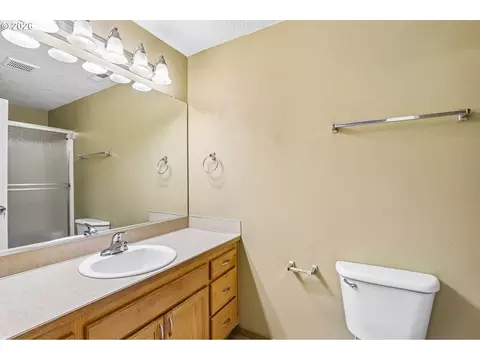 Bath - 2793 SE 19th St, Gresham, OR 97080 photo 2 of 4