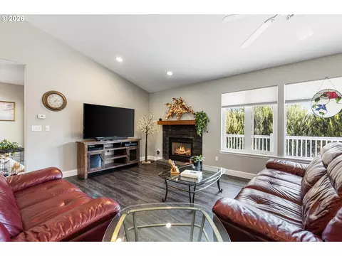 Living - 1180 SW Theta Ct, Pendleton, OR 97801 photo 2 of 4