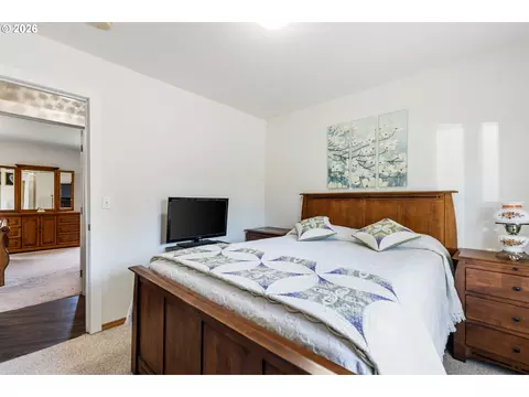 Bedroom - 1180 SW Theta Ct, Pendleton, OR 97801 photo 5 of 5