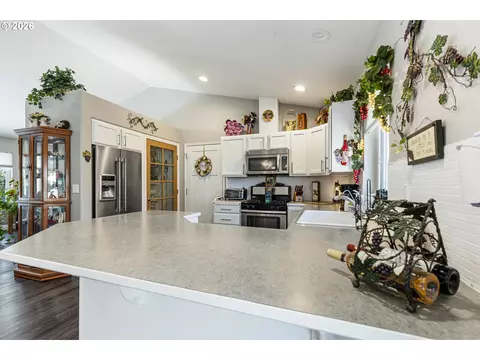 Kitchen - 1180 SW Theta Ct, Pendleton, OR 97801 photo 4 of 5