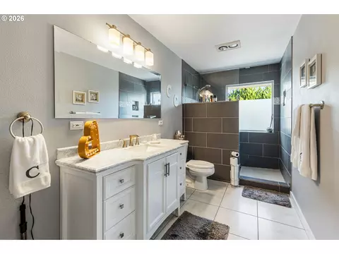 Bath - 1180 SW Theta Ct, Pendleton, OR 97801 photo 1 of 4