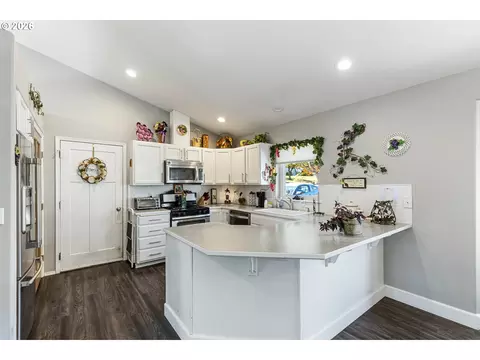 Kitchen - 1180 SW Theta Ct, Pendleton, OR 97801 photo 5 of 5
