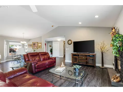 Living - 1180 SW Theta Ct, Pendleton, OR 97801 photo 3 of 4