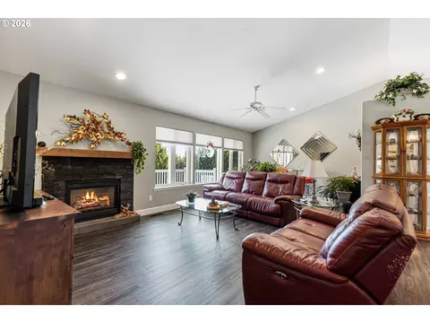 Living - 1180 SW Theta Ct, Pendleton, OR 97801 photo 1 of 4