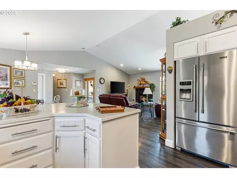 Kitchen - 1180 SW Theta Ct, Pendleton, OR 97801 photo 3 of 5