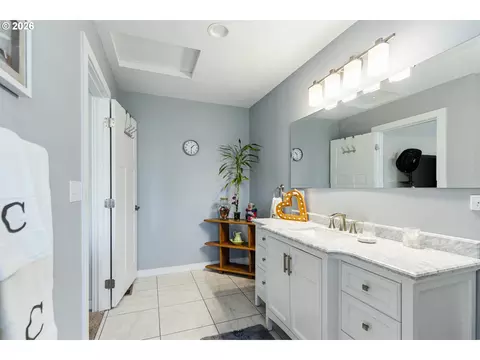 Bath - 1180 SW Theta Ct, Pendleton, OR 97801 photo 2 of 4
