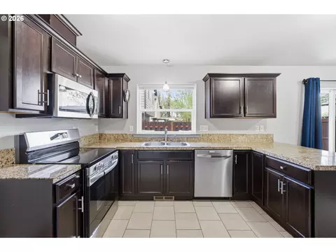 Kitchen - 406 Sunset Ct, Amity, OR 97101 photo 2 of 2