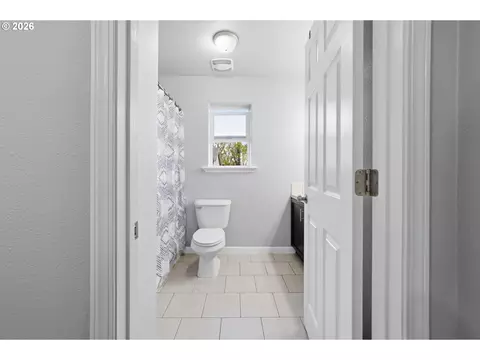 Bath - 406 Sunset Ct, Amity, OR 97101 photo 2 of 4