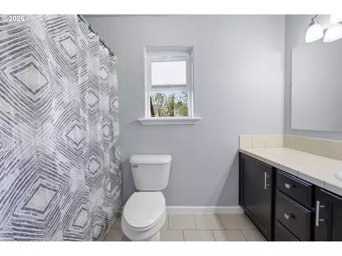 Bath - 406 Sunset Ct, Amity, OR 97101 photo 3 of 4