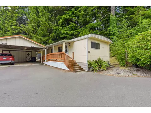 661 Village Pines Dr, Coos Bay, OR 97420