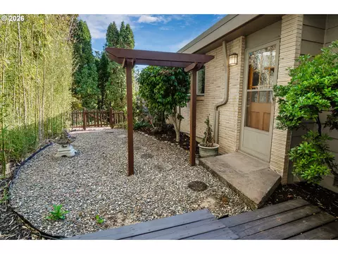 Exterior - 495 W 27th Ave, Eugene, OR 97405 photo 11 of 12