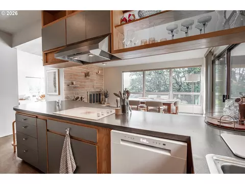 Kitchen - 495 W 27th Ave, Eugene, OR 97405 photo 4 of 7
