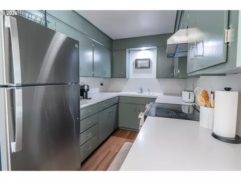Kitchen - 495 W 27th Ave, Eugene, OR 97405 photo 6 of 7