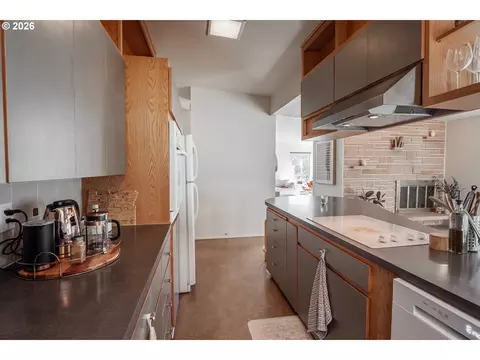 Kitchen - 495 W 27th Ave, Eugene, OR 97405 photo 5 of 7
