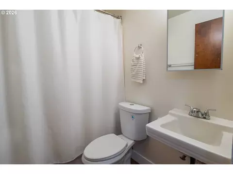 Bath - 495 W 27th Ave, Eugene, OR 97405 photo 3 of 3