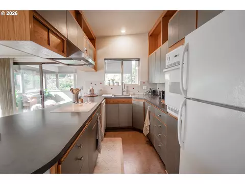 Kitchen - 495 W 27th Ave, Eugene, OR 97405 photo 2 of 7