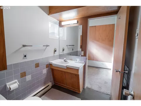 Bath - 495 W 27th Ave, Eugene, OR 97405 photo 2 of 3