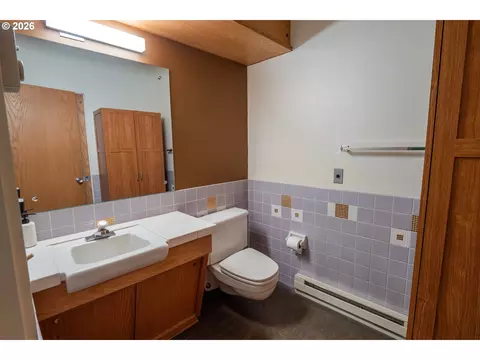 Bath - 495 W 27th Ave, Eugene, OR 97405 photo 1 of 3