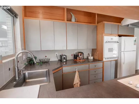 Kitchen - 495 W 27th Ave, Eugene, OR 97405 photo 3 of 7