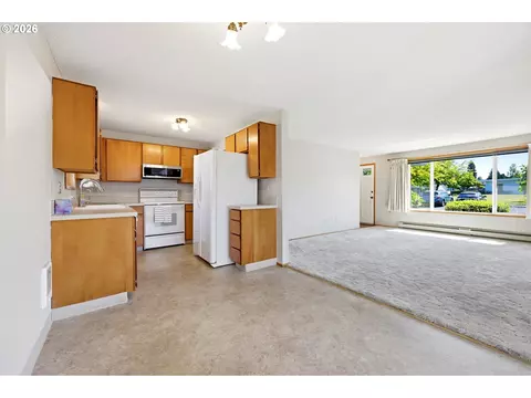 Living - 745 NE Fleming Ave #C22, Gresham, OR 97030 photo 5 of 5