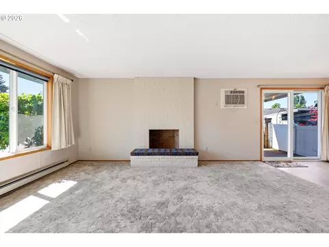 Living - 745 NE Fleming Ave #C22, Gresham, OR 97030 photo 2 of 5