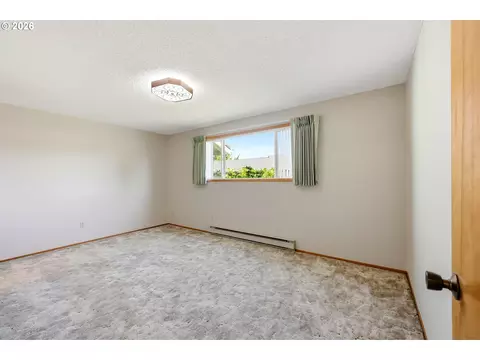 Bedroom - 745 NE Fleming Ave #C22, Gresham, OR 97030 photo 1 of 6