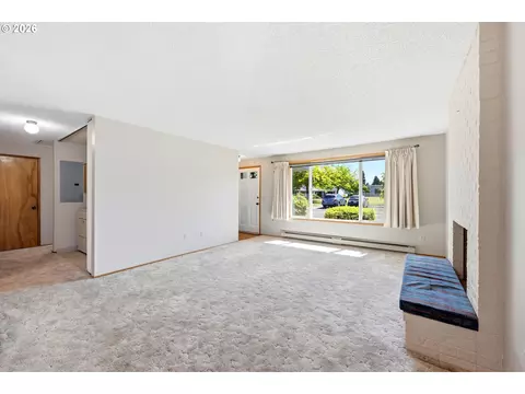 Living - 745 NE Fleming Ave #C22, Gresham, OR 97030 photo 3 of 5