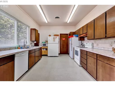 Kitchen - 745 NE Fleming Ave #C22, Gresham, OR 97030 photo 3 of 3