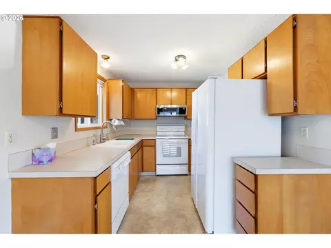 Kitchen - 745 NE Fleming Ave #C22, Gresham, OR 97030 photo 1 of 3