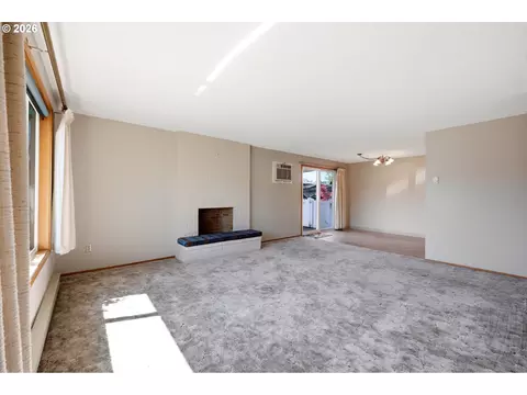 Living - 745 NE Fleming Ave #C22, Gresham, OR 97030 photo 1 of 5