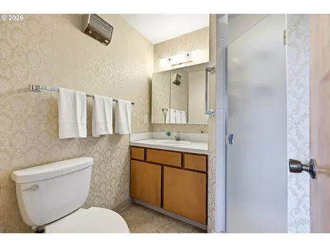 Bath - 745 NE Fleming Ave #C22, Gresham, OR 97030 photo 1 of 2