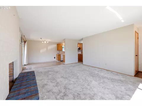 Living - 745 NE Fleming Ave #C22, Gresham, OR 97030 photo 4 of 5