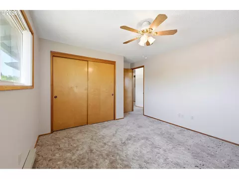 Bedroom - 745 NE Fleming Ave #C22, Gresham, OR 97030 photo 4 of 6