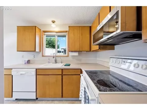 Kitchen - 745 NE Fleming Ave #C22, Gresham, OR 97030 photo 2 of 3