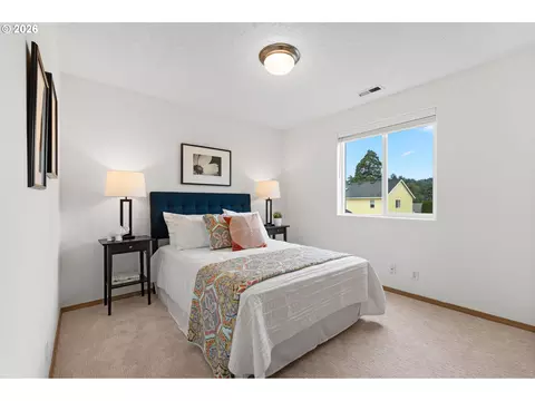 Bedroom - 647 SE Hogan Rd, Gresham, OR 97080 photo 6 of 7