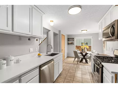 Kitchen - 647 SE Hogan Rd, Gresham, OR 97080 photo 4 of 4