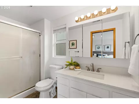 Bath - 647 SE Hogan Rd, Gresham, OR 97080 photo 2 of 4