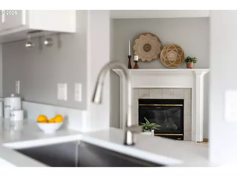 Kitchen - 647 SE Hogan Rd, Gresham, OR 97080 photo 3 of 4