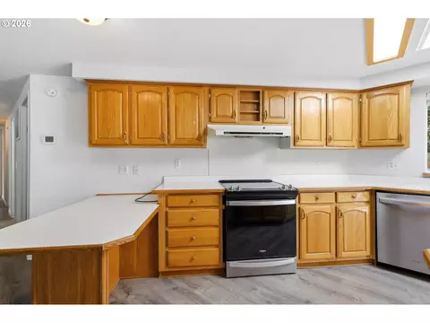 Kitchen - 4055 Royal Ave #22, Eugene, OR 97402 photo 8 of 10